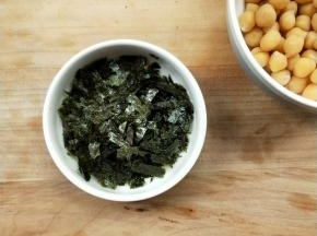 烤箱预热150度，准备海苔碎。