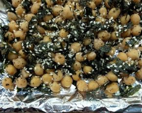 烤盘包好锡纸，把海苔芝麻鹰嘴豆平铺开。