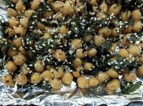 烤盘包好锡纸，把海苔芝麻鹰嘴豆平铺开。