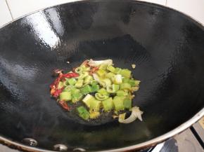 热锅入油放入葱辣椒