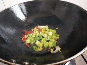 热锅入油放入葱辣椒
