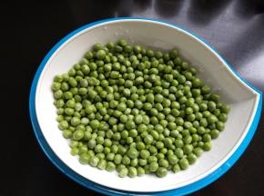 豌豆洗净。