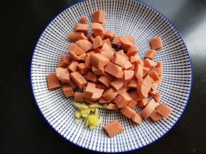 火腿肠切丁，生姜切丁。