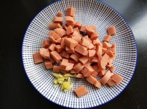 火腿肠切丁，生姜切丁。