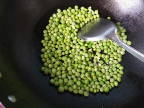 放入豌豆翻炒。
