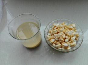 超市买的生玉米，扒粒洗干净，小米提前浸泡两小时以上