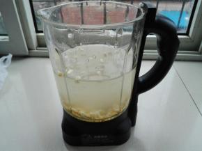 放入破壁机中，水位在1400的刻度