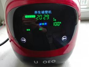 ukoeo的破壁机开启，选择智能，点豆浆功能，机器自动运行煮熟，好了会提示自动关闭
