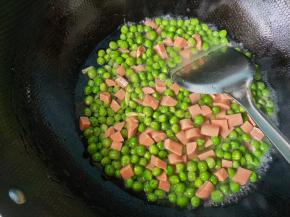 放入适量的清水，以刚刚没过豌豆为宜。