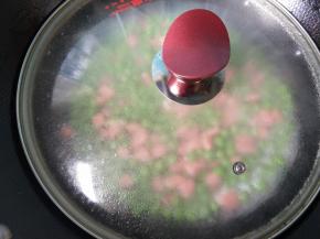 盖上锅盖焖一会。