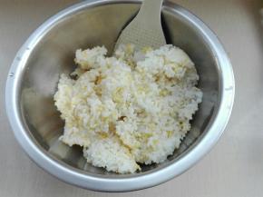 准备剩米饭（正好头天晚上蒸的米饭没有吃完，用小米同大米混合蒸的剩饭）