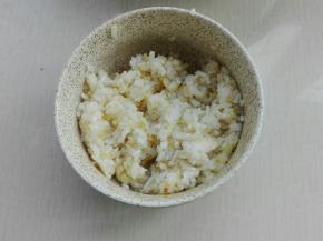 取出部分放入少量食用油，一点点盐，搅拌均匀