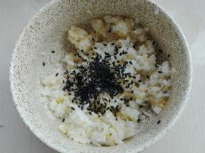 放入芝麻搅拌均匀