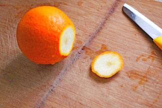 中等橙子一个，切去底部一丢丢，  那样站的更稳