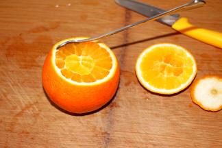 用勺子挖出果肉