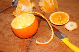 用剪刀剪两条果皮下来做篮子的提手