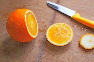 橙子四分之一处切开