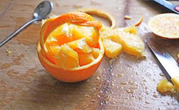 挖出来的果肉切小块放进去，刚才编的提手放上去压紧