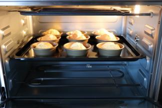 烤箱170度预热好后中层烤20分钟出炉，冷却后脱模即可；