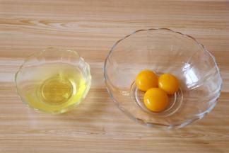 将蛋黄、蛋白分离;