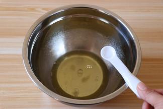 将冠利白醋滴到蛋白里;