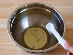 将冠利白醋滴到蛋白里;