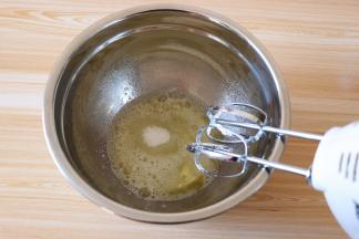 用电动打蛋器把蛋白打到鱼眼泡状,加入三分之一细砂糖;