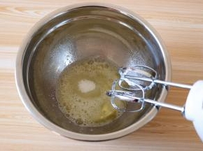 用电动打蛋器把蛋白打到鱼眼泡状,加入三分之一细砂糖;