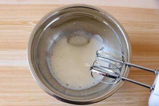 继续打发到细密的泡状再加入三分之一细砂糖接着打发;