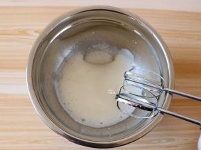 继续打发到细密的泡状再加入三分之一细砂糖接着打发;