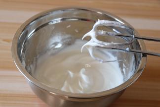 蛋白打发到提起打蛋网有纹路时加入最后的三分之一细砂糖，打发到湿性发泡即可(提起打蛋头,蛋白有弯钩);