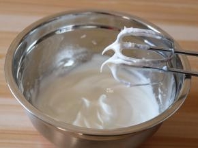 蛋白打发到提起打蛋网有纹路时加入最后的三分之一细砂糖，打发到湿性发泡即可(提起打蛋头,蛋白有弯钩);