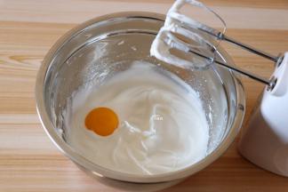 分三次加入蛋黄,每次都要用打蛋器打均匀再加入下一个蛋黄;