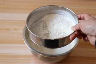 筛入低筋面粉；