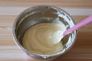 用刮刀翻拌均匀,注意不要画圈圈搅拌哦,否则会消泡;