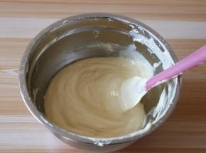 用刮刀翻拌均匀,注意不要画圈圈搅拌哦,否则会消泡;