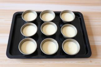 倒入模具,装八分满即可;