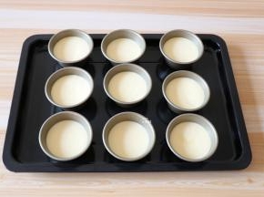 倒入模具,装八分满即可;