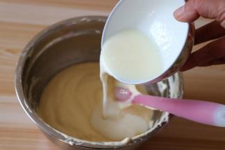 将牛奶与植物油搅拌均匀后倒入面糊翻拌均匀，拌好的面糊呈轻盈蓬松状态即是翻拌成功了;