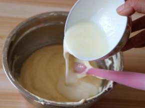 将牛奶与植物油搅拌均匀后倒入面糊翻拌均匀，拌好的面糊呈轻盈蓬松状态即是翻拌成功了;