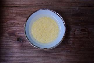 小米洗净，浸泡过夜