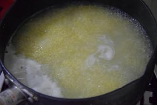 将小米倒入开水锅，大火煮开，改小火煮至米开花