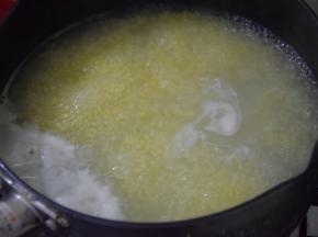 将小米倒入开水锅，大火煮开，改小火煮至米开花