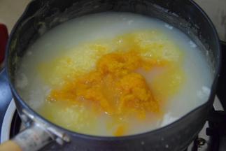 把南瓜泥倒入小米粥中拌匀，煮至粘稠即可出锅