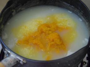 把南瓜泥倒入小米粥中拌匀，煮至粘稠即可出锅