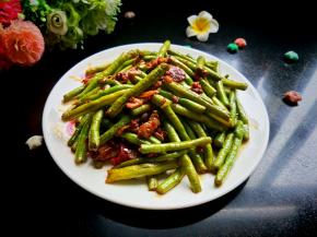 盛入盘中，麻辣鲜香，特别下饭。