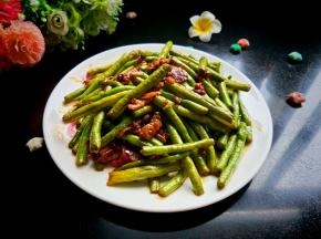 盛入盘中，麻辣鲜香，特别下饭。