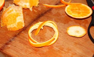 将两条果皮编在一起