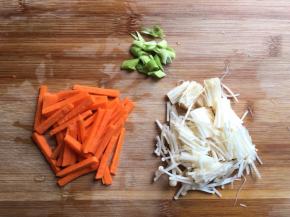 胡萝卜切条，金针菇切短