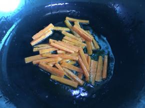 放入胡萝卜翻炒